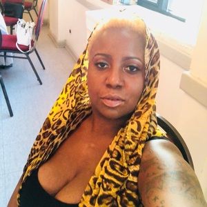 Meet your Posher, Ywnia